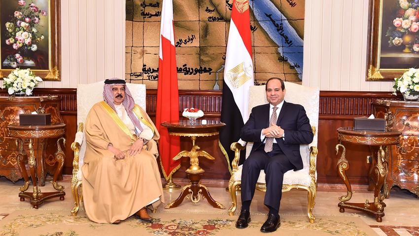 الرئيس عبد الفتاح السيسي يودع ملك البحرين بمطار القاهرة في ختام زيارته لمصر
