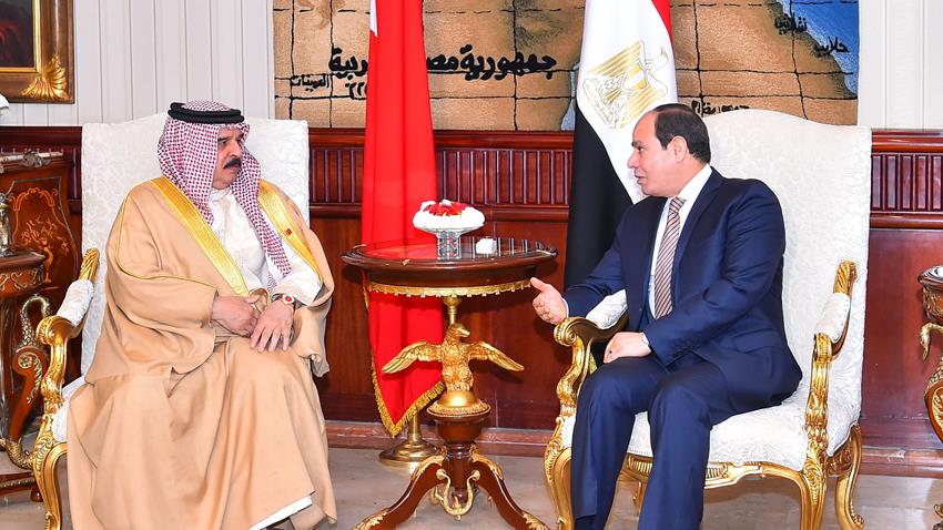 الرئيس عبد الفتاح السيسي يودع ملك البحرين بمطار القاهرة في ختام زيارته لمصر