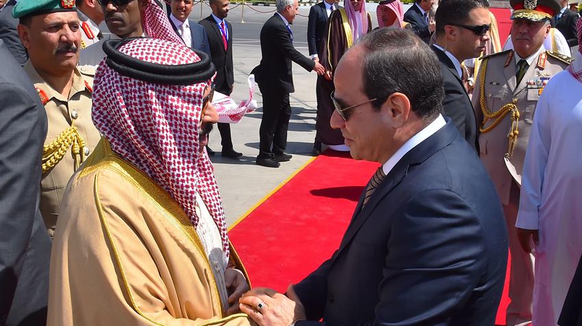 الرئيس عبد الفتاح السيسي يودع ملك البحرين بمطار القاهرة في ختام زيارته لمصر