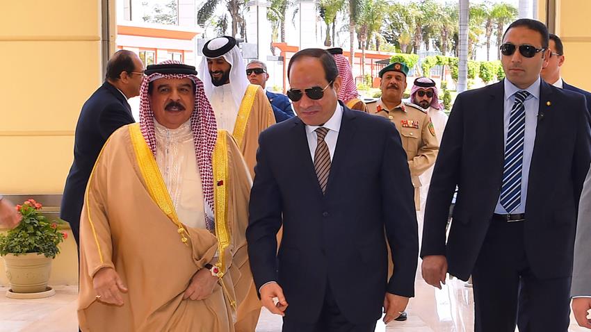 الرئيس عبد الفتاح السيسي يودع ملك البحرين بمطار القاهرة في ختام زيارته لمصر