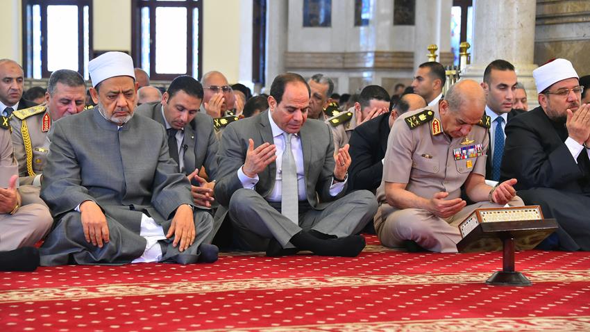 Le Président Al-Sissi fait la prière du vendredi à la mosquée Al-Moshir
