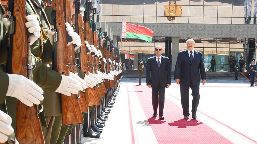 Le président Abdel Fattah Al-Sissi s'entretient avec son homologue biélorusse