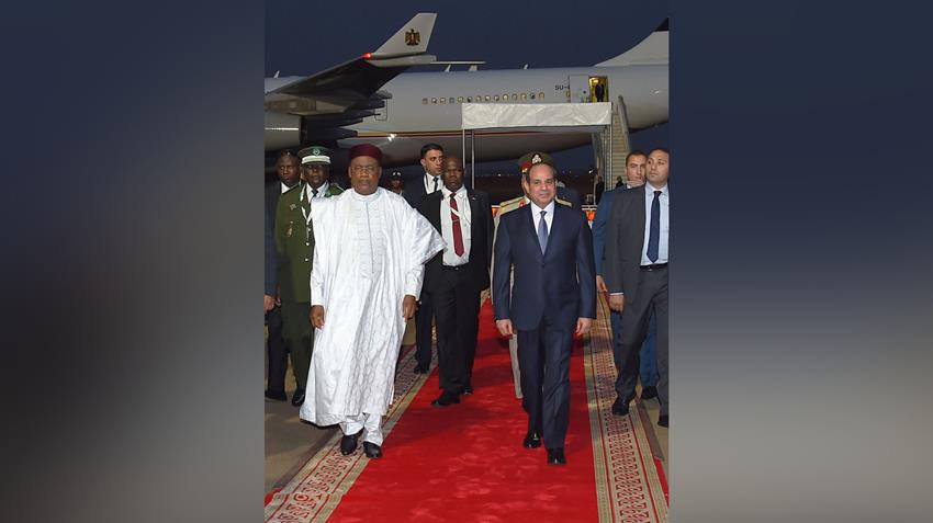 الرئيس عبد الفتاح السيسي يصل للنجير لرئاسة القمة الإفريقية الاستثنائية التي تستضيفها العاصمة نيامي