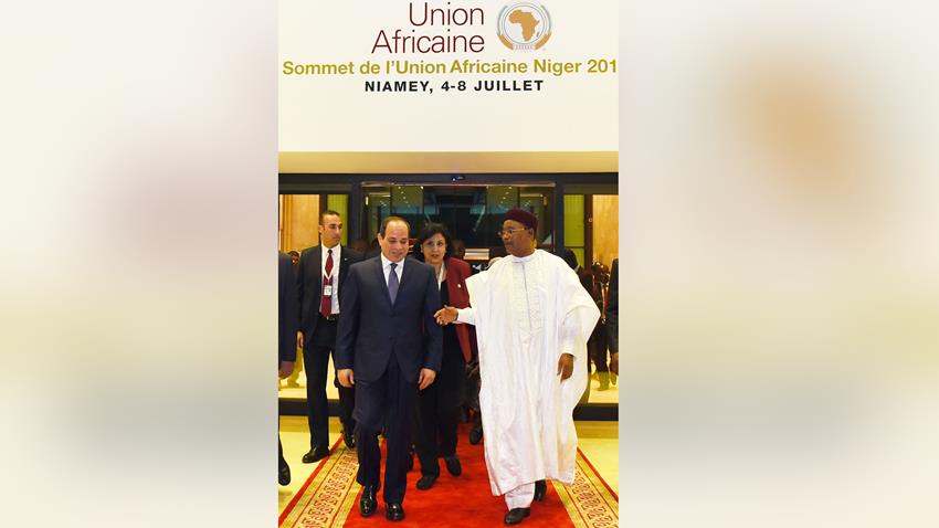 الرئيس عبد الفتاح السيسي يصل للنجير لرئاسة القمة الإفريقية الاستثنائية التي تستضيفها العاصمة نيامي