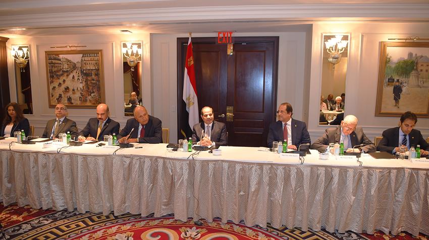 الرئيس عبد الفتاح السيسي يعقد لقاءً مع مجموعة من الشخصيات المؤثرة بالمجتمع الأمريكي