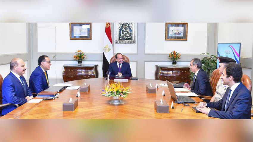 الرئيس عبد الفتاح السيسي يجتمع مع رئيس مجلس الوزراء ووزير الاتصالات و مدير  إدارة النظم والمعلومات