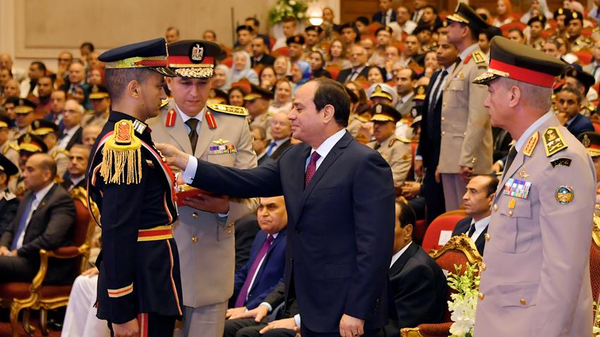 الرئيس عبد الفتاح السيسي يشهد حفل تخرج الدفعة الأولي طب بكلية الطب بالقوات المسلحة