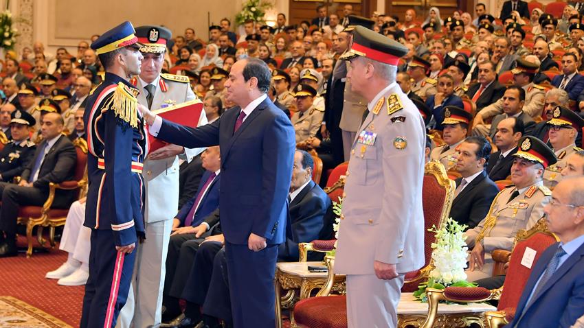 الرئيس عبد الفتاح السيسي يشهد حفل تخرج الدفعة الأولي طب بكلية الطب بالقوات المسلحة
