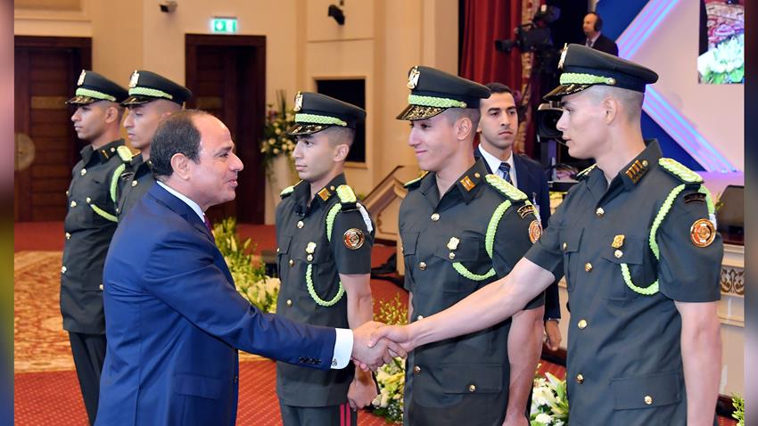 الرئيس عبد الفتاح السيسي يشهد حفل تخرج الدفعة الأولي طب بكلية الطب بالقوات المسلحة
