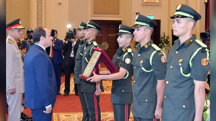 الرئيس عبد الفتاح السيسي يشهد حفل تخرج الدفعة الأولي طب بكلية الطب بالقوات المسلحة