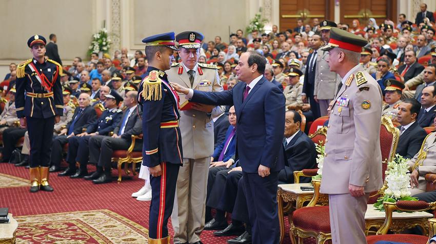 الرئيس عبد الفتاح السيسي يشهد حفل تخرج الدفعة الأولي طب بكلية الطب بالقوات المسلحة