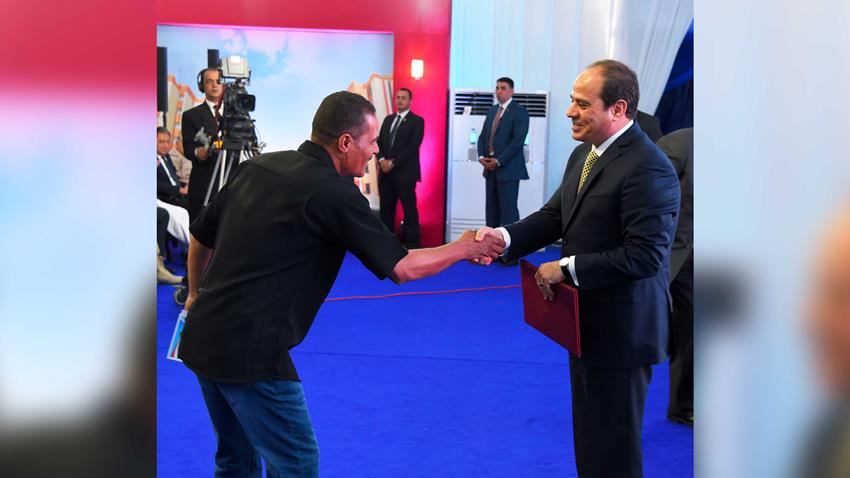 السيد الرئيس اثناء تسليم العقود للمواطنين