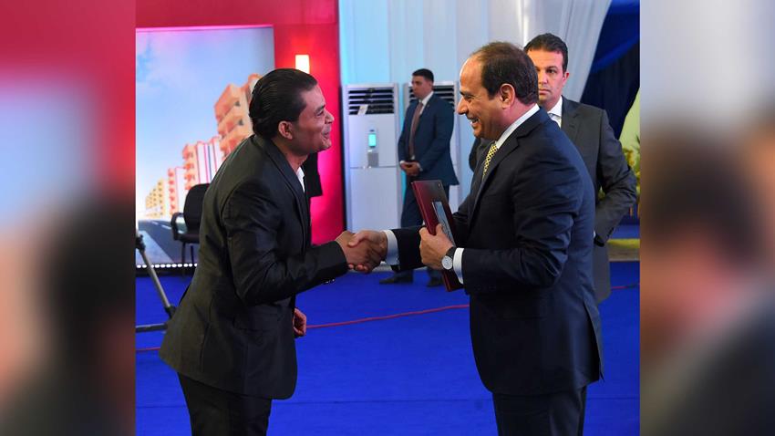 السيد الرئيس اثناء تسليم العقود للمواطنين