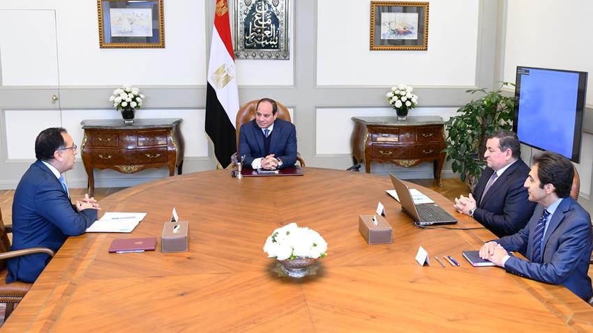 الرئيس عبد الفتاح السيسي يجتمع مع رئيس مجلس الوزراء ووزير الدولة للإعلام